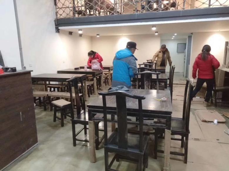 博菲克家具工人安装餐桌椅.jpg