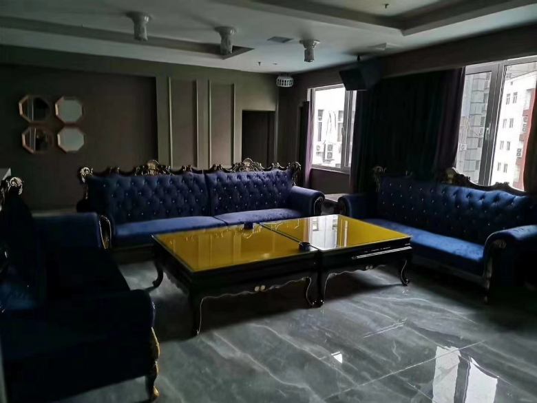 安装师傅组装卡座沙发.jpg