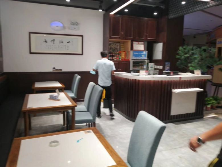西安餐桌椅厂家安装工人.jpg