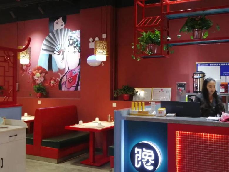 西安餐桌椅厂家工人安装餐桌.jpg