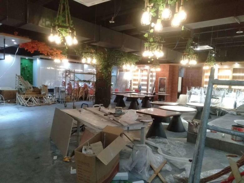 西安餐桌椅厂家工人摆放餐桌.jpg