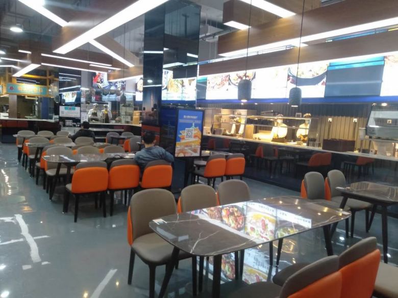 西安餐桌椅厂家工人搬运家具.jpg