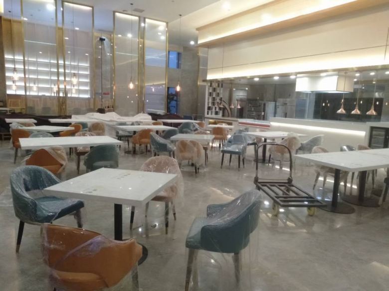 西安酒店家具厂工人调试安装作业.jpg