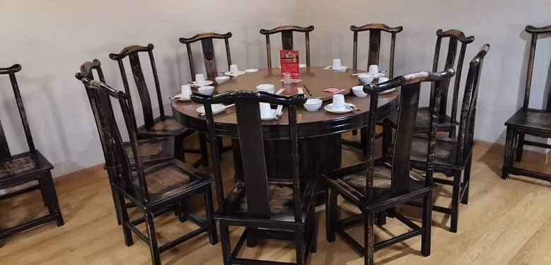 湘聚坊实木餐桌椅安装现场.jpg