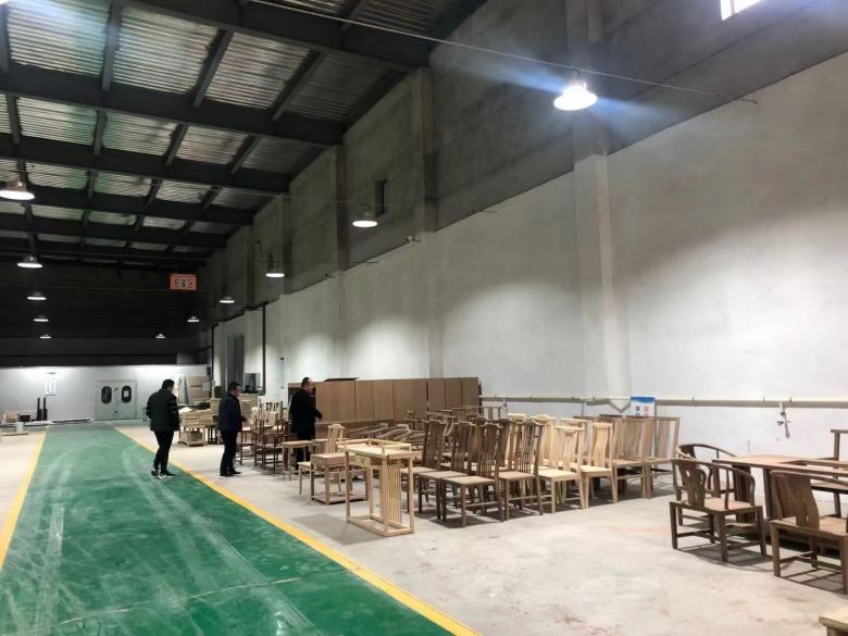 全季酒店赵总仔细考察酒店客房家具.jpg