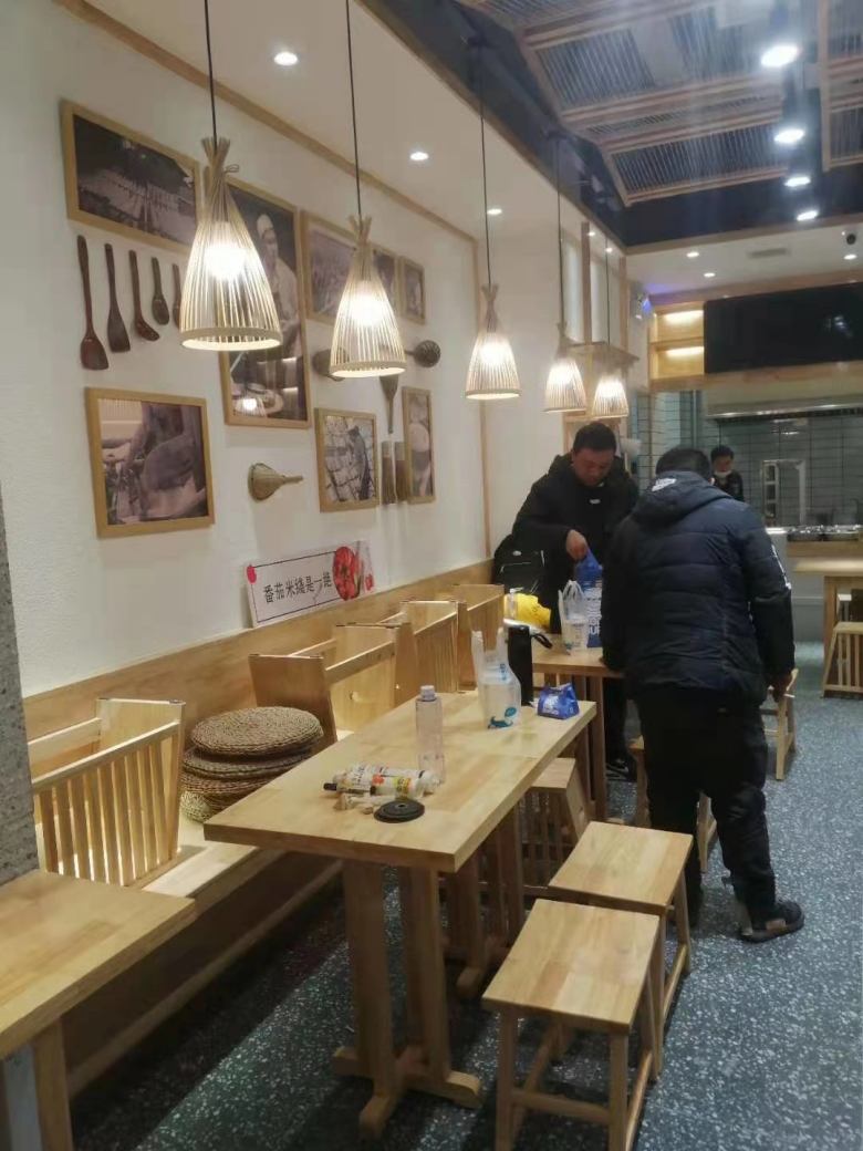 客户现场验收餐桌椅.jpg