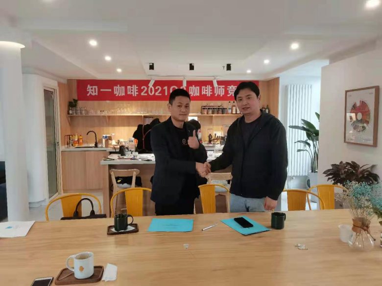 西安博菲克桌椅家具厂代表与知一咖啡杨总合影.jpg