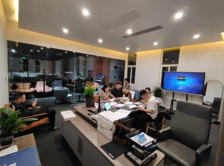 西安博菲克家具厂技术部商讨餐桌椅方案.jpg