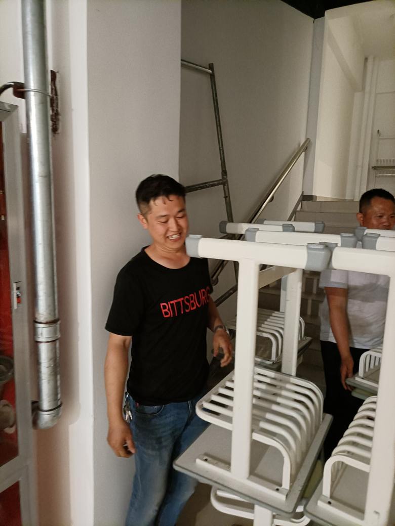 客户为博菲克定制家具厂工人端上热水.jpg