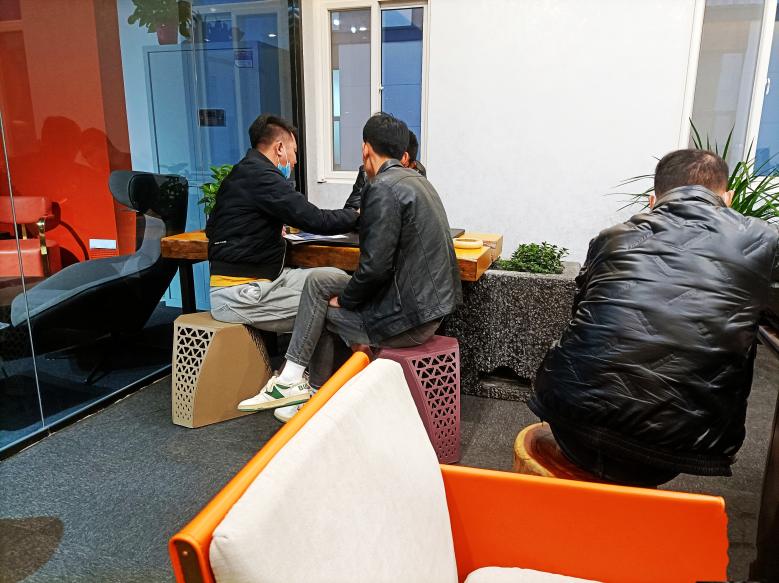 业务经理给周总讲解火锅桌方案.jpg