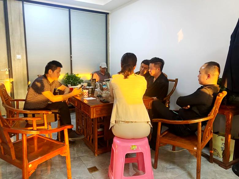 神木凯迪酒店负责人参观西安酒店家具厂生产车间.jpg