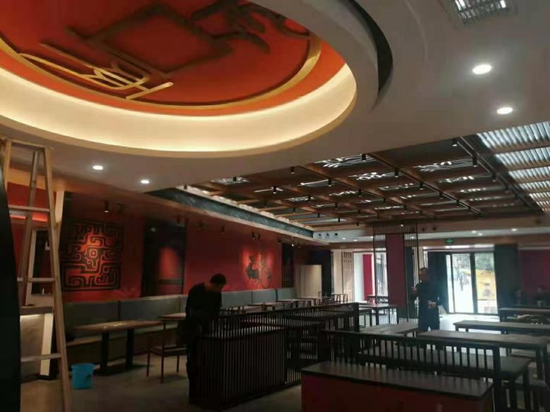 工人安装餐桌椅后清理卫生.jpg