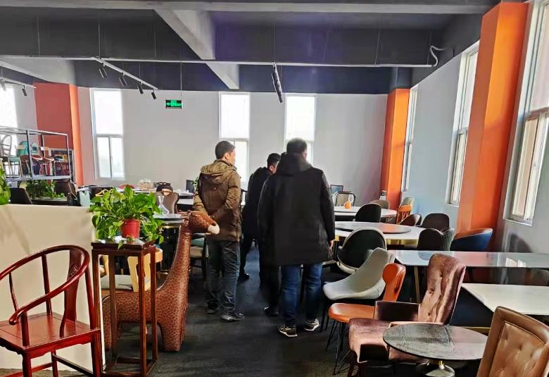 博菲克业务经理为榆林仙纳渡酒吧老板介绍卡座沙发.jpg