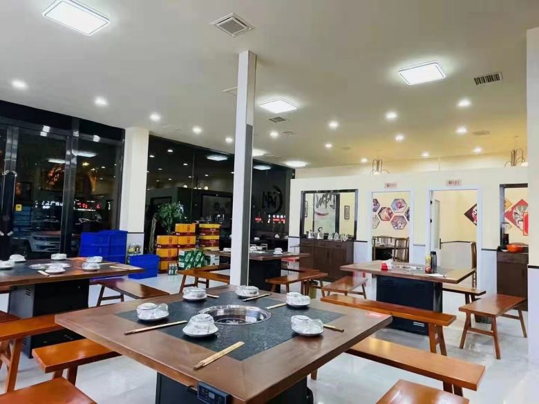 西安博菲克火锅桌安总在店里视察.jpg