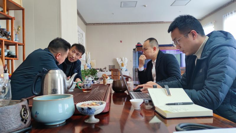 博菲克酒店设计师为万总介绍设计方案.jpg