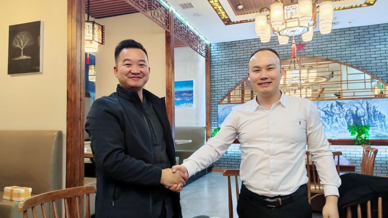 博菲克家具总经理与延安天祖大酒店万总合影.jpg